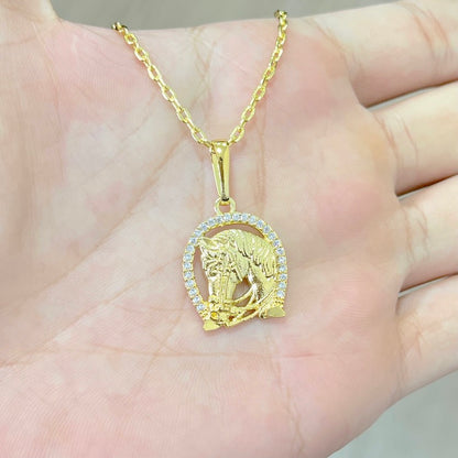 Pingente Ferradura c/ Cavalo Cravejado em Zircônia (2,4cmX2cm) (Banho Ouro 24k)
