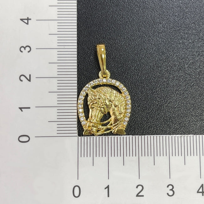 Pingente Ferradura c/ Cavalo Cravejado em Zircônia (2,4cmX2cm) (Banho Ouro 24k)